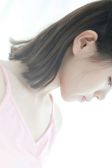 女性左腿叉开腿肚子中间疼视频